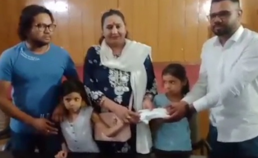 बीमार पिता की नन्हीं लाचार बेटियों के लिए इस तरह से फ़रिश्ता बनी भावना पांडेय (देखें वीडियो)