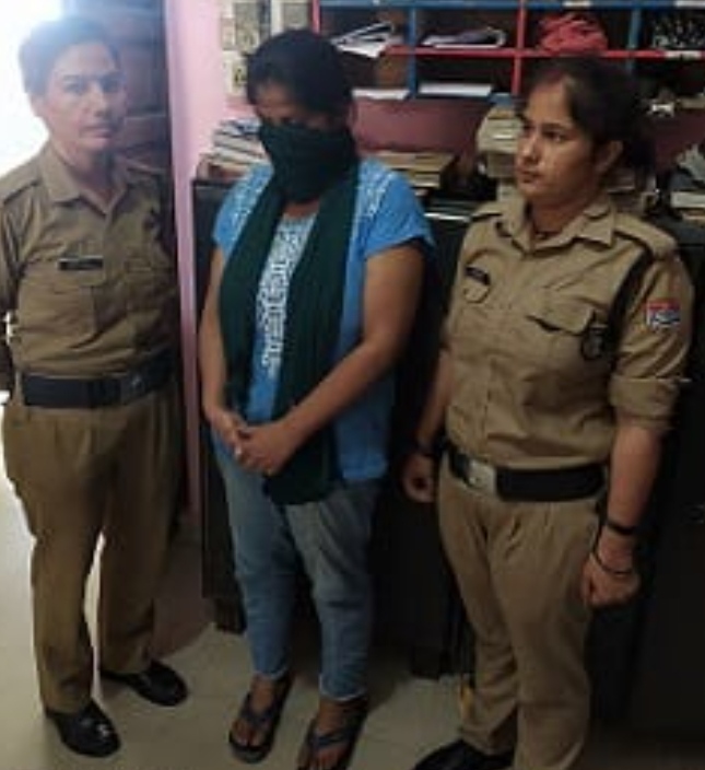 मोटाहल्दू /खड़कपुर/पाडलीपुर:- दिनदहाड़े घरों के अंदर घुस कर चोरी करने वाली चोर को पुलिस ने किया गिरफ्तार भेजा जेल