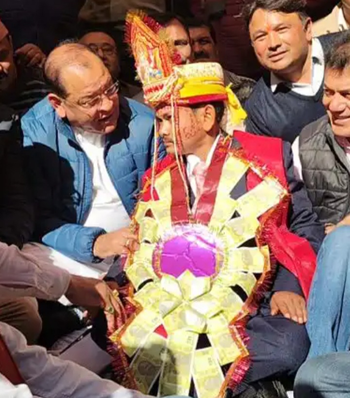 काठगोदाम- हेड़ा खान सिमलिया बैंड मार्ग को खोलने के लिए धरने पर बैठे नेता प्रतिपक्ष के साथ  दूल्हा भी बैठा