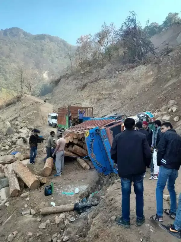 हेड़ा खान मोटर मार्ग पर लकड़ी से भरा ट्रक गिरा खाई में ,ड्राइवर और कंडक्टर ने ऐसे बचाई जान