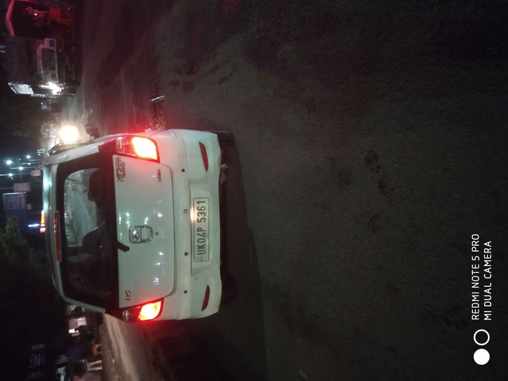@हल्द्वानी  जल संस्थान के सामने एक वाहन हुआ दुर्घटनाग्रस्त#accident #haldwani