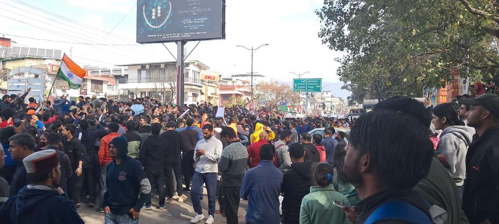 पुलिस की कार्रवाई से बेरोजगारों में जबरदस्त उबाल, गांधी पार्क के सामने प्रदर्शन, भारी भीड़ जमा