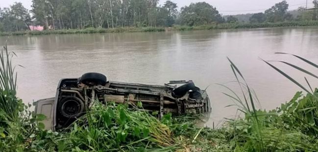 अनियंत्रित होकर शारदा नदी में गिरी कार, चालक समेत पांच लोगों की मौत