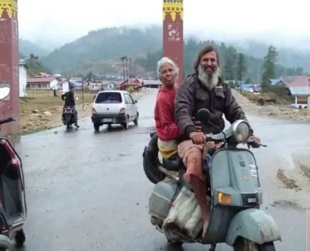 पिता के 25 साल पुराने स्कूटर से मां को तीर्थयात्रा करा रहा आधुनिक युग का श्रवण कुमार, पहुंचा चारधाम