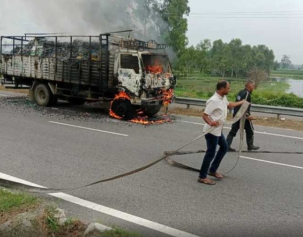 #burningtruck-हाइवे पर दौड़ते ट्रक मे लगी आग ऐसे बची ड्राइवर की जान (video)
