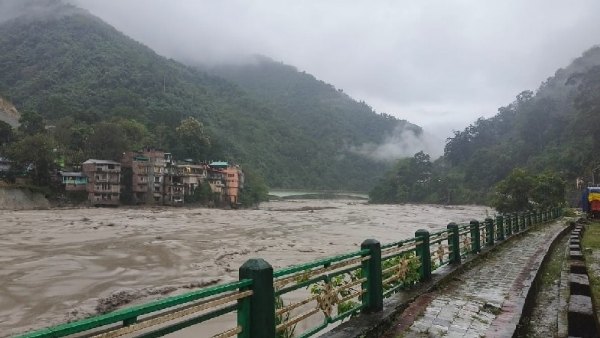 #badalfata इस झील के ऊपर फटा बादल, तीस्ता नदी में बाढ़ आने से 23 जवान लापता
