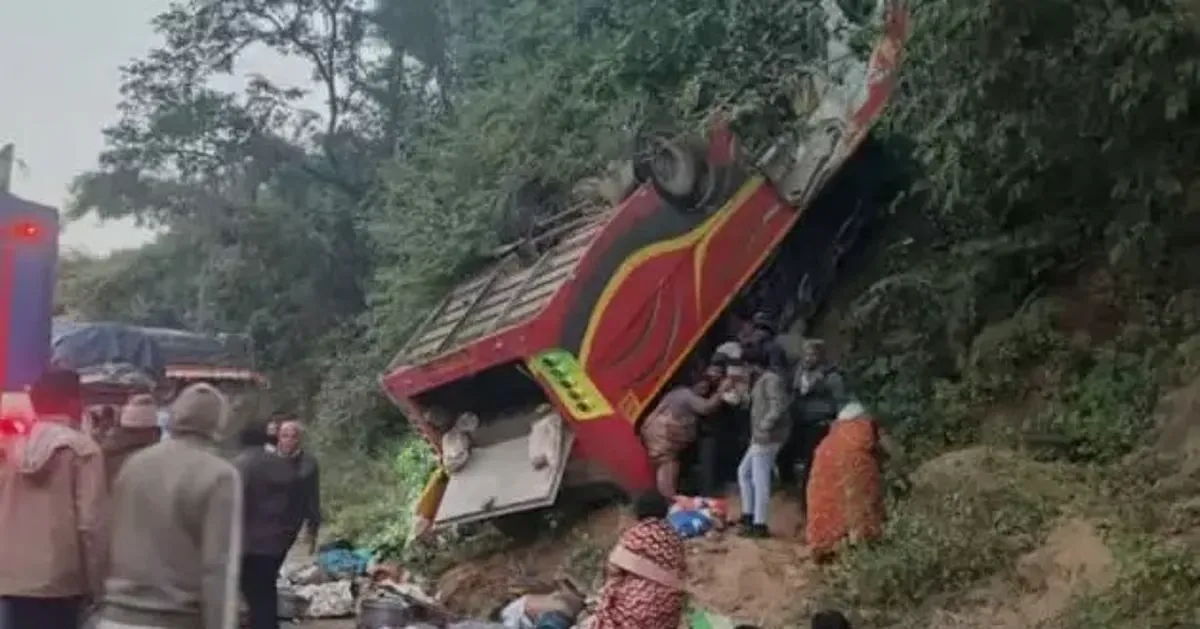 दर्दनाक सड़क हादसा!, गहरी खाई में जा गिरी बस, 10 की मौके पर ही मौत- Bus Accident