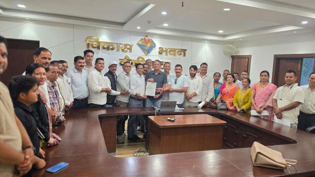 10 सूत्रीय मांग को लेकर प्रधान संघ ने सीडीओ को सौंपा ज्ञापन